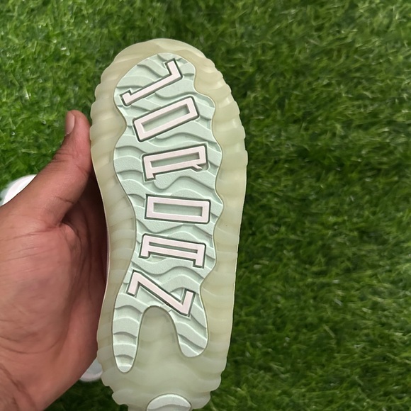 Youth AJ 11 Low ‘Igloo’ - Size 11C - Great Condition, Clean And Ready To Wear - Picture 8 of 9